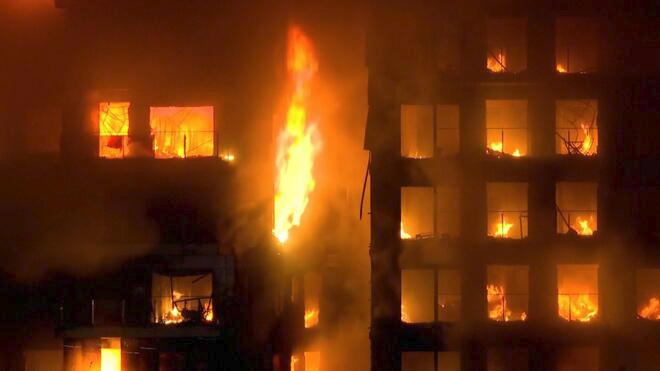 西班牙瓦伦西亚一栋14层住宅楼发生火灾