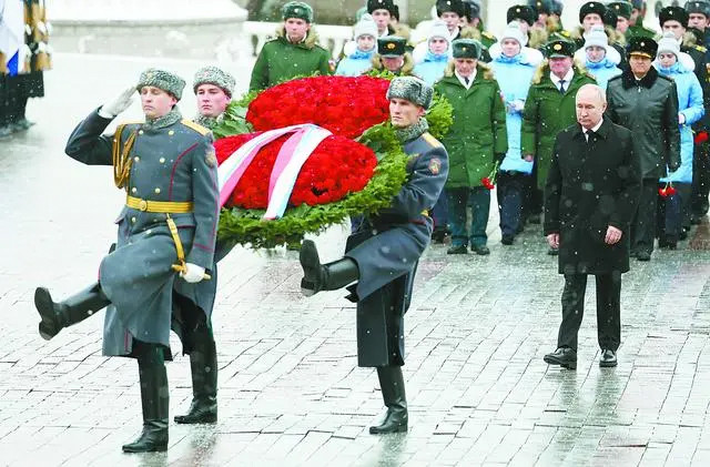俄罗斯 纪念祖国保卫者日 普京敬献花圈并发表讲话