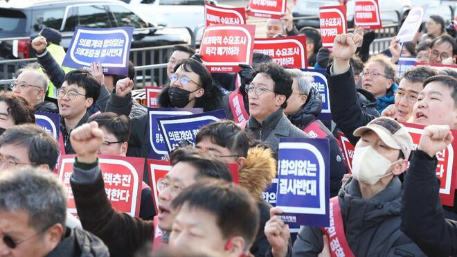 韩国医疗人员抗议扩招医学生 数百名医生集会 要求政府撤回扩招政策