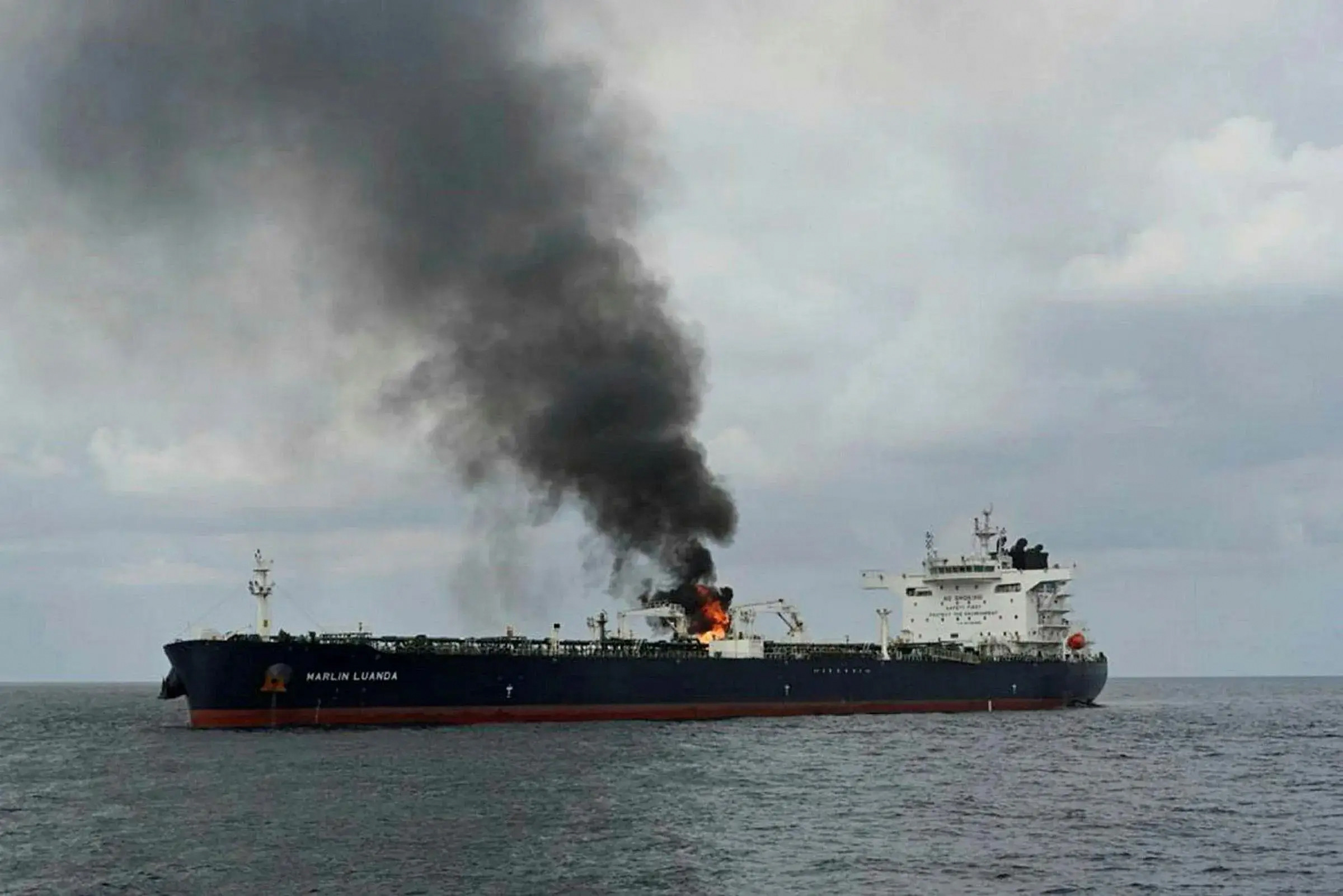 一艘英国货轮在红海海域遭也门胡塞武装袭击受损