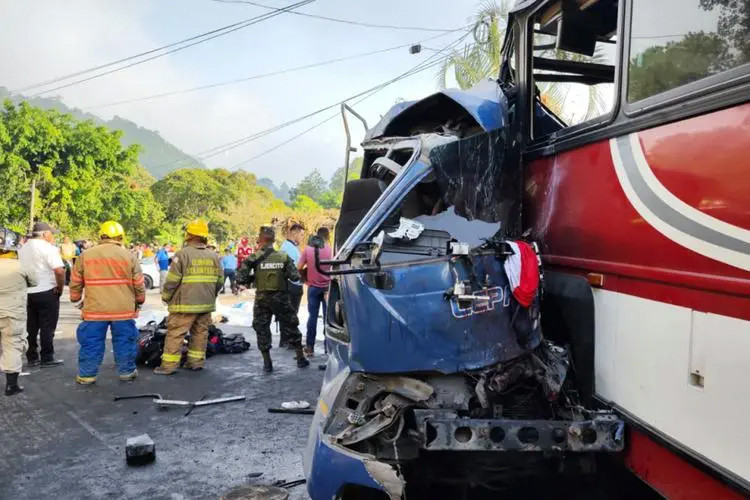 洪都拉斯两客车相撞 致17人死亡