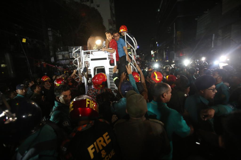 孟加拉国达卡一商业建筑发生火灾 至少43人死亡