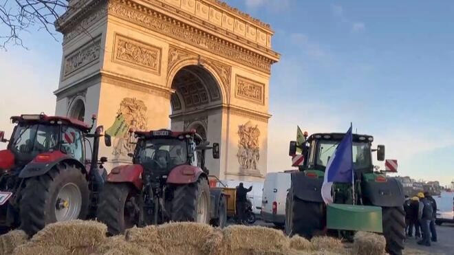 法国近百名农民驾驶拖拉机封堵凯旋门