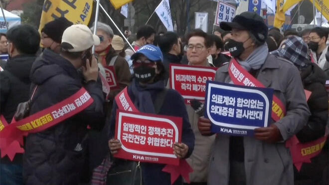 韩国实习和住院医生集体辞职 韩国医生在国会附近举行大规模集会