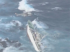 日本一艘载有25人的渔船在伊豆诸岛附近海域搁浅