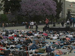 墨西哥 庆祝世界睡眠日 数百人席地而睡