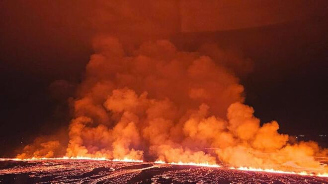 冰岛火山再喷发 岩浆喷涌而出