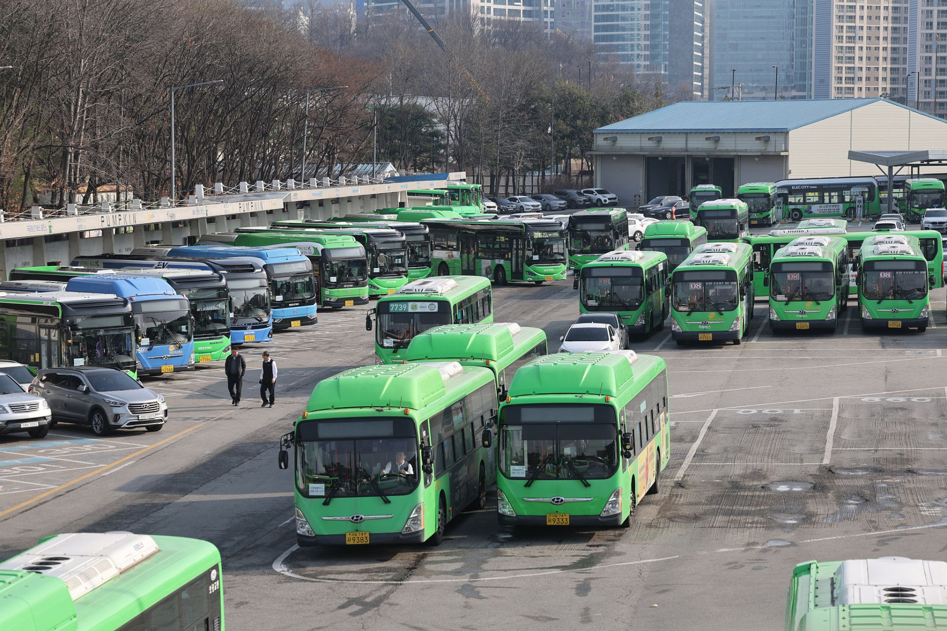 韩国首尔市公交车工会今日举行罢工