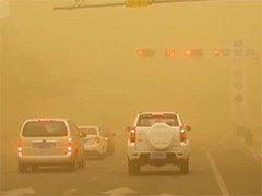 内蒙古等地遭遇大风沙尘天气 中央气象台发布沙尘暴蓝色预警