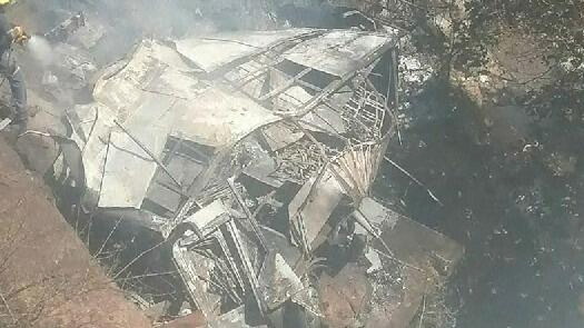 南非一辆大巴车坠桥起火 至少45人死亡