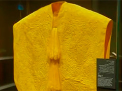 卡塔尔一博物馆展出由蜘蛛丝制成的“金丝披肩”