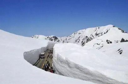 日本青森“雪墙走廊”将于4月开通