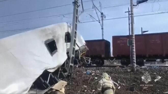 俄罗斯西部一客车与火车相撞 致8人死亡