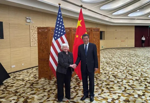 国务院副总理何立峰与美国财长耶伦举行会谈