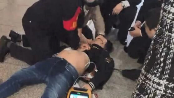 上海虹桥火车站旅客突发心脏骤停 众人接力施救