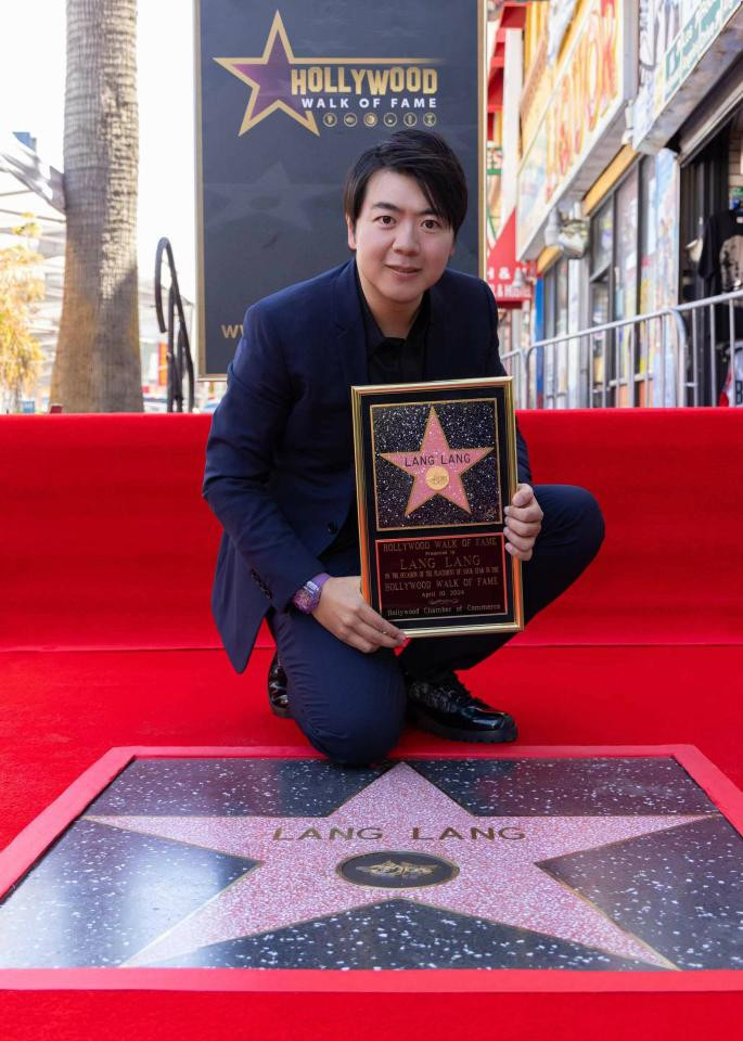 中国钢琴家郎朗在好莱坞成功“摘星”