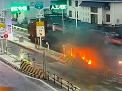 桂林 货车自燃冲进收费站 收费员极速救援