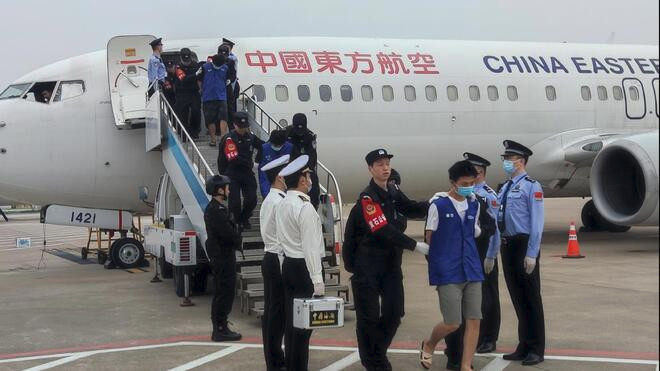 首批130名中国籍涉赌诈违法犯罪嫌疑人从柬埔寨被押解回国