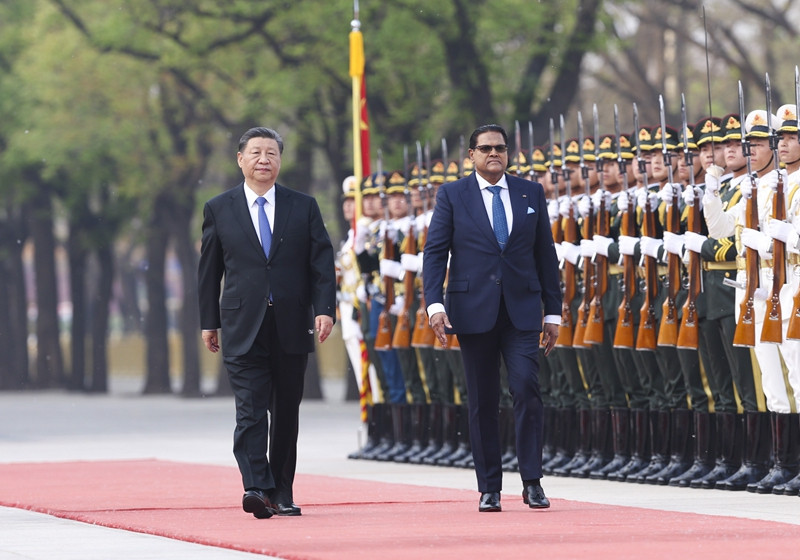 习近平举行仪式欢迎苏里南共和国总统访华