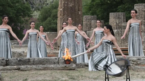 巴黎奥运会火种在古奥林匹亚遗址成功采集