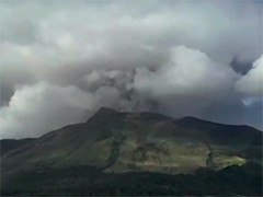 印尼鲁昂火山持续喷发 周边机场临时关闭