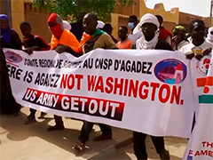 尼日尔民众示威游行 要求美国撤军