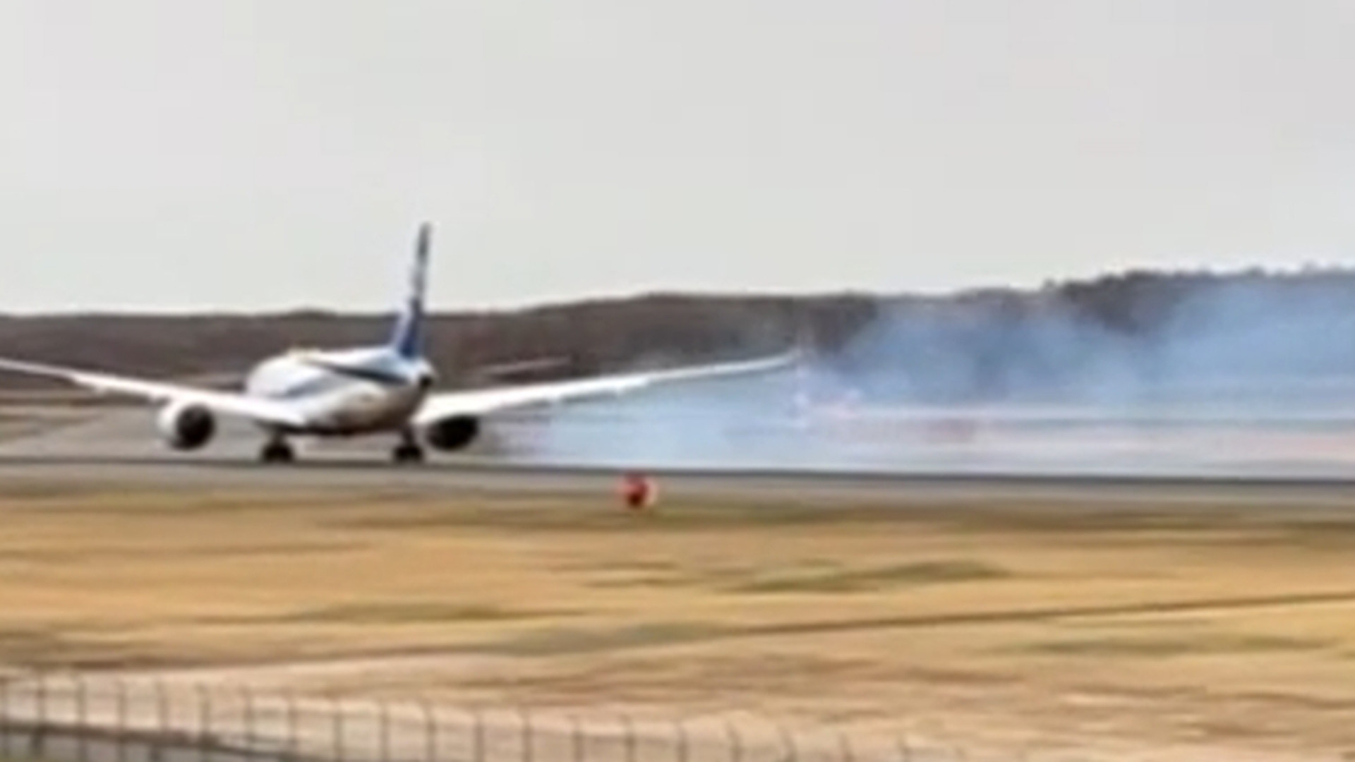 日本全日空波音客机北海道降落时机翼冒烟