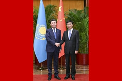 王沪宁会见哈萨克斯坦议会下院议长