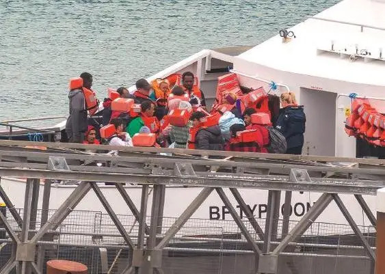 非法移民船穿越英吉利海峡发生事故