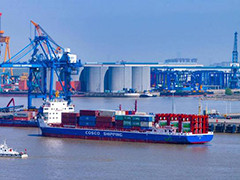 全球首制江海直达万吨级纯电动力集装箱船首靠南通港