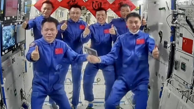 神舟十八号载人飞船成功发射 两个乘组航天员会师太空