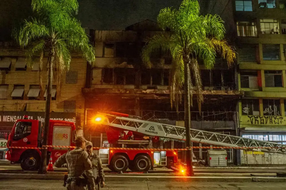 巴西一收容式旅馆发生火灾 数十人伤亡