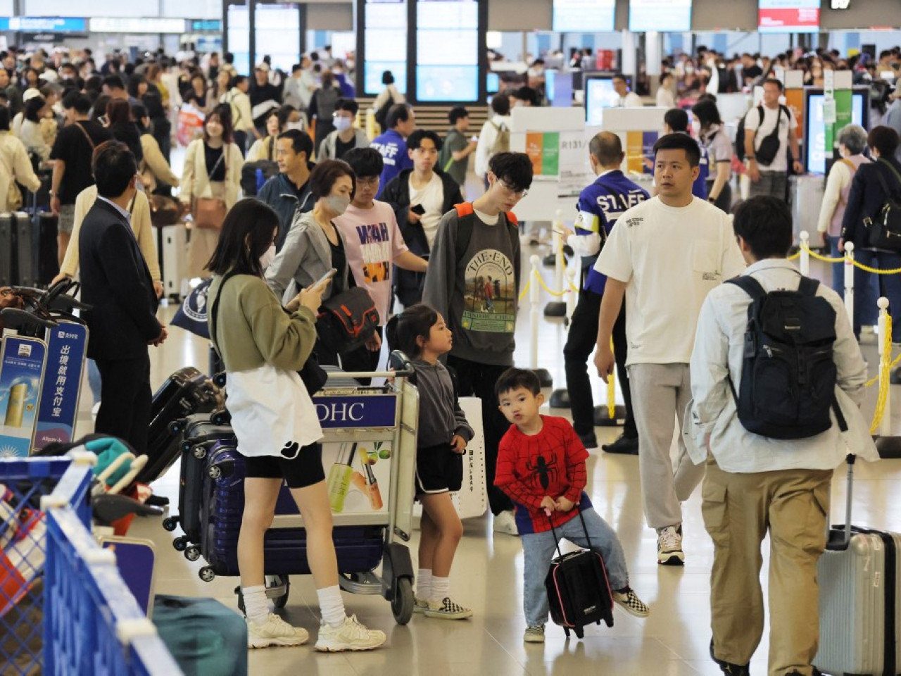 日本“黄金周”假期首日 各地迎出行客流高峰