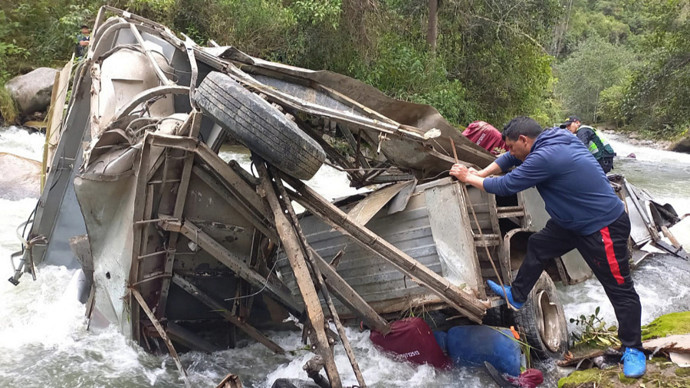 秘鲁一辆公共汽车翻车并坠入河中 23人死亡
