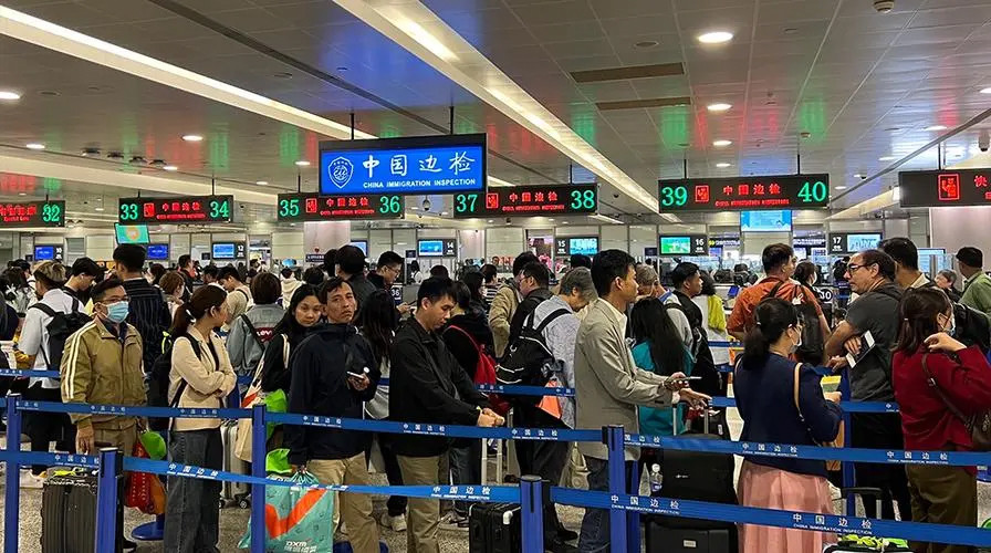 上海机场进出港客流相当 热门回沪航班客座率超9成