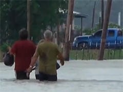 美国得州洪灾已致3人死亡 超210万人面临威胁