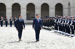 习近平出席法国总统举行的欢迎仪式