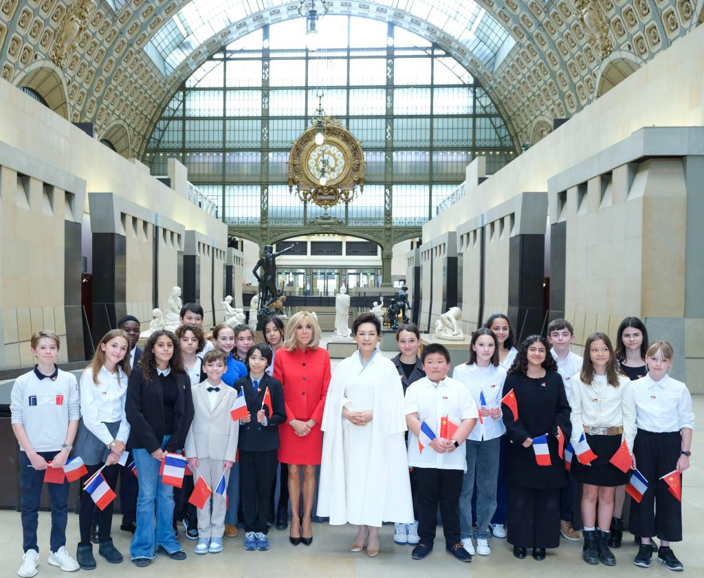 彭丽媛同法国总统马克龙夫人参观奥赛博物馆