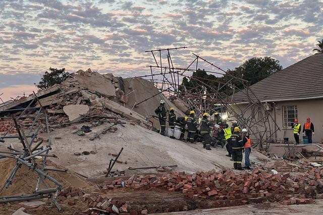 南非西开普省建筑倒塌致6人死亡48人被困