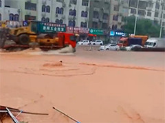广西南宁 短时强降雨致道路积水 最深处约50厘米