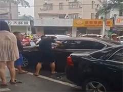 海南琼海男子驾车时突然昏迷 两兄弟破窗救人