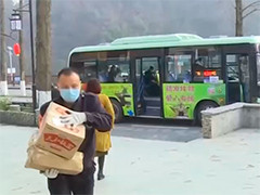 湖北十堰公交司机十年坚守 义务送快递七万多件