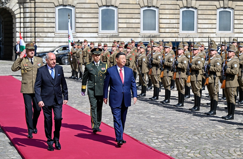 习近平出席匈牙利总统和总理举行的欢迎仪式