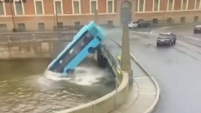 俄圣彼得堡公共汽车坠河事故死亡人数升至7人 司机供述事故由刹车故障引发