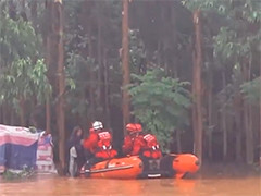广西南宁强降雨导致多人被困 消防人员紧急救援