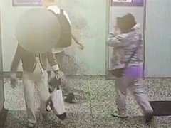上海孕妇临产羊水已破 地铁站内警民协手救护