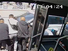 山东济南 女子被卷入车底 众人合力抬车救人