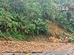广西那坡 暴雨致山体滑坡 公路部门紧急抢修