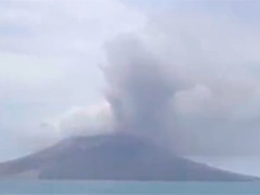 印尼伊布火山再次喷发 火山灰柱高达5000米