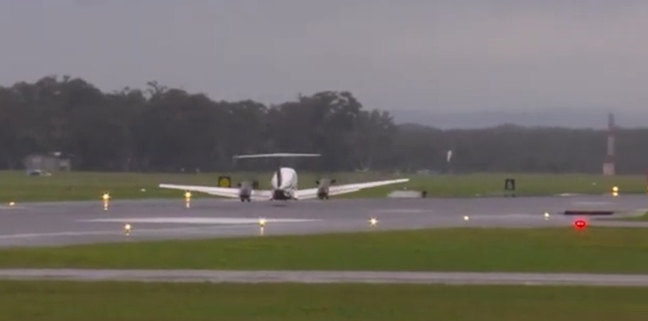 澳大利亚一轻型飞机因起落架故障迫降 机上人员安全